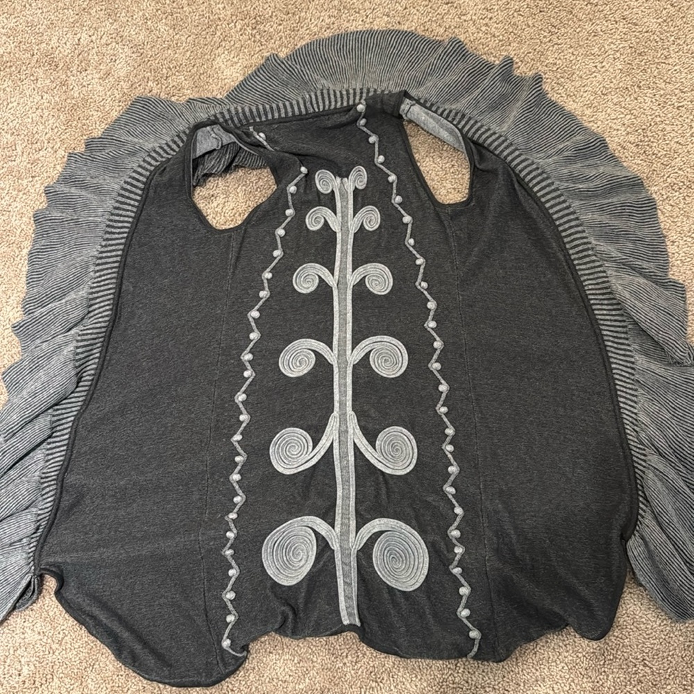 💜 3 for $10 NIC+ZOE Gray Sweater with Embroidered Design